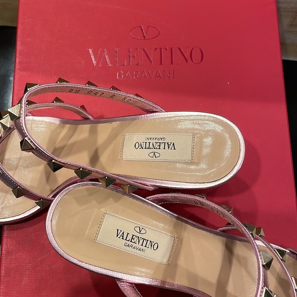 Metallic Valentino cage block sandals! pretty in pink..Valentine’s Day ready 💖. - Picture 8 of 9